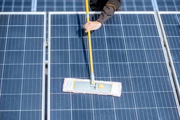limpiando paneles solares