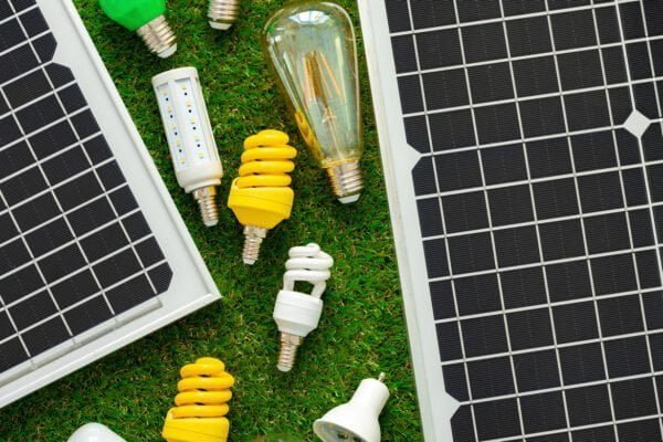 energia solare con pannelli e luci